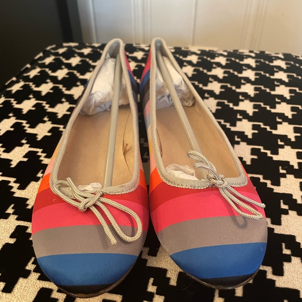 Gap brand new colorful, striped, and beautiful flats in size 8